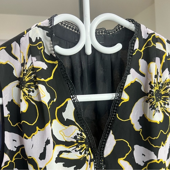 !SOLD! RW&CO. Sleeveless Chiffon Floral Blouse Deep V size Medium Casual Women - Picture 4 of 7